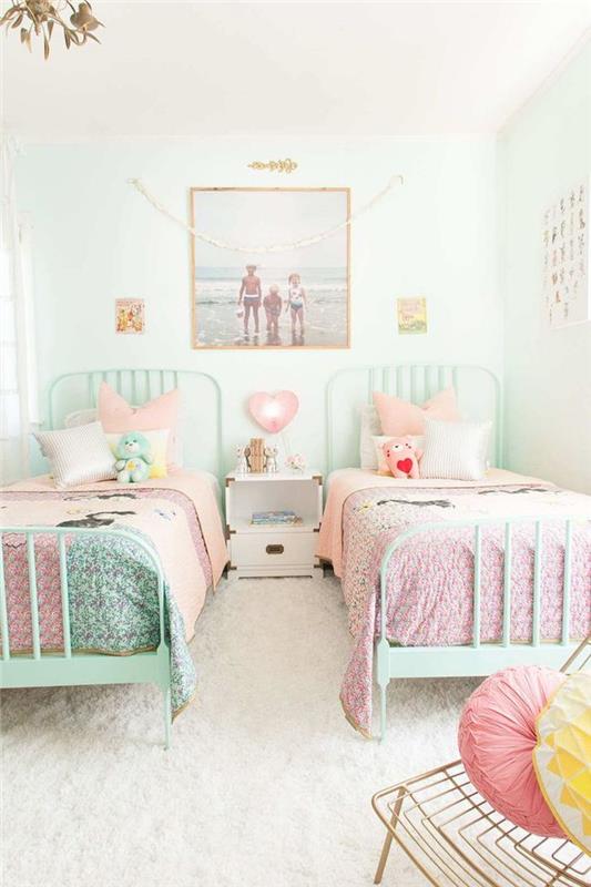 hur man dekorerar barnets rum, målar väggarna i pastellgrönt, familjefoto med guldram