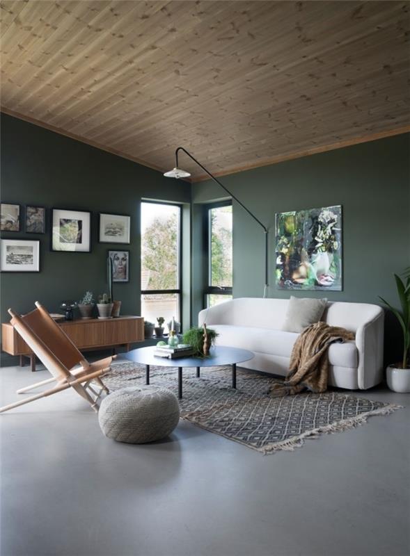 farba farby pre obývaciu izbu trend 2021 drevený strop pokrývajúci čiernu stenu svietidla s čiernymi rámami