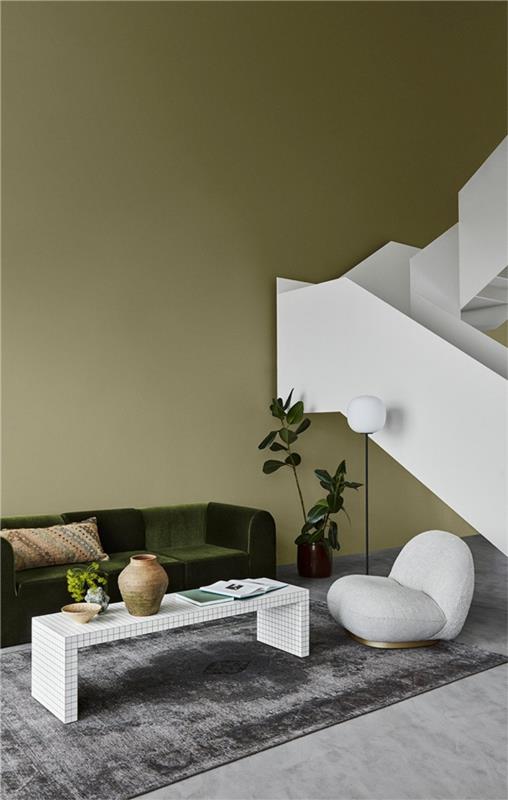 farba farby do obývačky trend 2021 sivý koberec biela konferenčný stolík stojacia lampa zelená sedačka