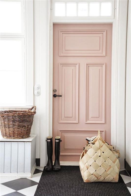 färg för en välkomnande entré med en beige dörr, vita väggar och ett svartvitt klinkergolv
