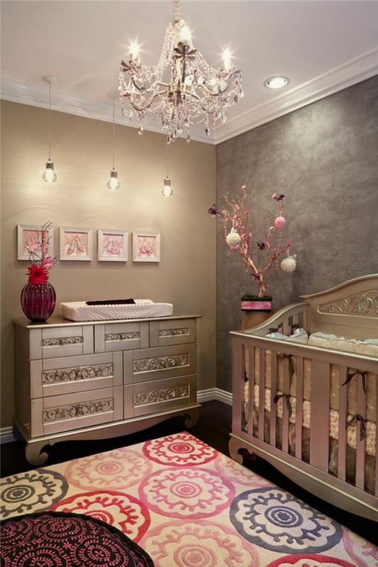 لون وردي فاتح ، غرفة نوم ، إضاءة باروكية ، مصابيح معلقة ، خزانة ذات أدراج على الطراز الباروكي وسرير أطفال