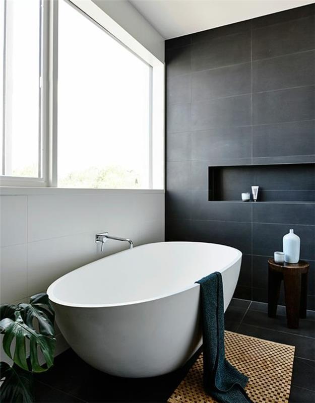 badrum-färg-vit-svart-stort-fönster-golv-och-vägg-i-svart-kakel