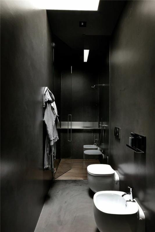 svart-badrum-färg-chic-smalt-badrum-med-inbyggd-badkar-glasdörr