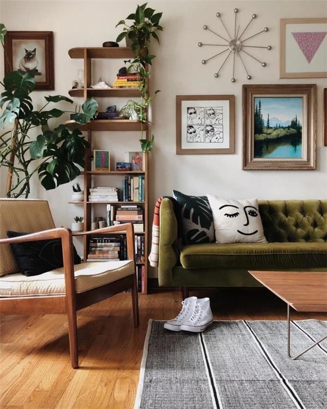Kaki zelená sedacia súprava obývacia izba fotorámček drevený rám stena drevená polica otvorený úložný priestor