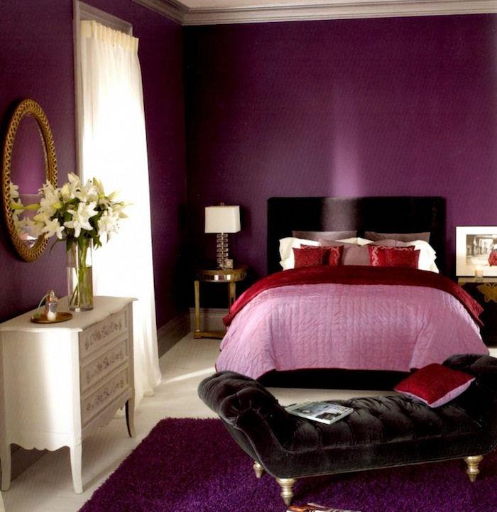 teplá farba do spálne, slivková gobelínová, fialová a purpurová dekorácia