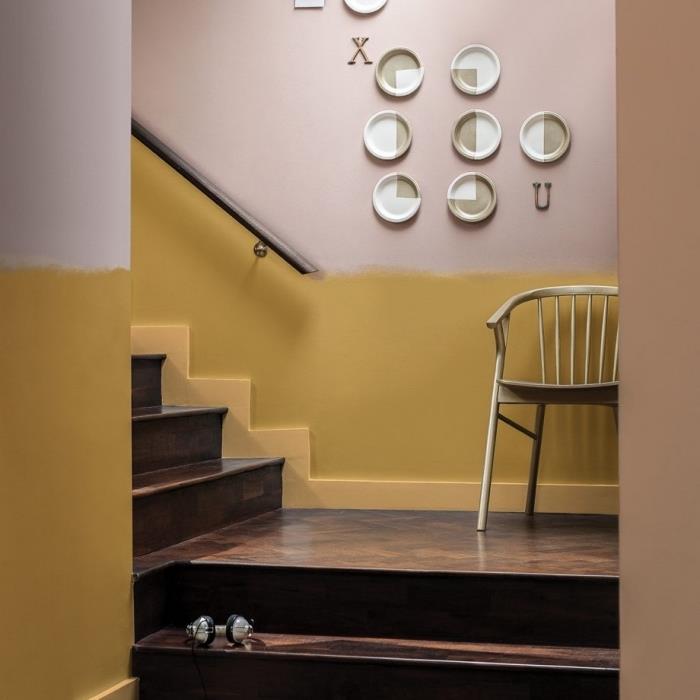 idé att måla ett trapphus i 2 trendiga färger, tvåfärgade väggar målade i senapsgult och askrosa utan en väl definierad linje mellan de två delarna