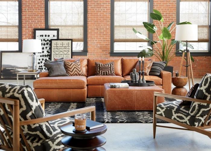 príklad tradičného dekoru v obývacej izbe s červenými tehlovými stenami s koženým nábytkom a geometrickým dizajnom