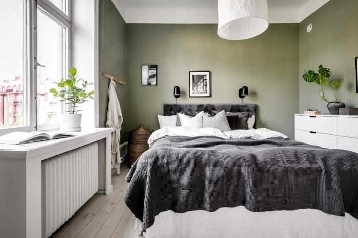 farby, ktoré ladia s khaki bielou stropnou posteľnou bielizňou drevené uhlie sivá zelená rastlina monstera