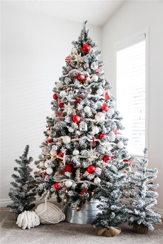 Farby vianočných trendov Vianočný stromček ozdobený guličkami s ozdobami vianočného stromčeka v červeno -bielej farbe