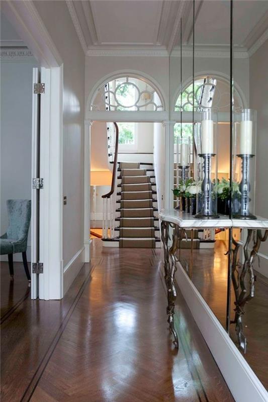 Stora speglar för att optimera en smal hall, dekorera en mycket smal hall, trappa i ett lyxigt hus