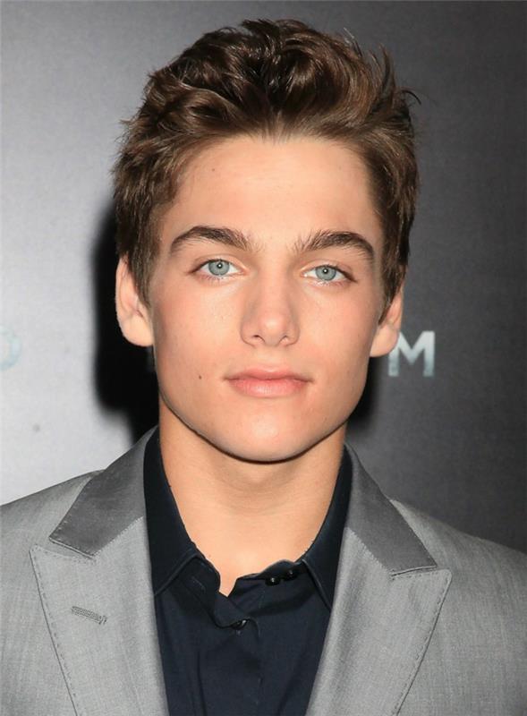 krátky mužský účes, modré oči, svetlo sivá bunda, čierna košeľa, hnedé vlasy