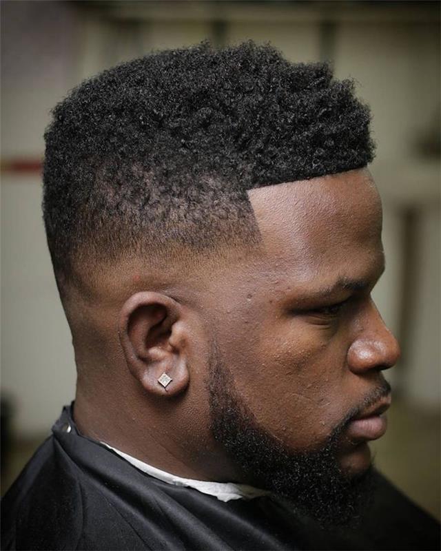 Korta frisyrer för krusigt hår svart man i amerikansk gradient