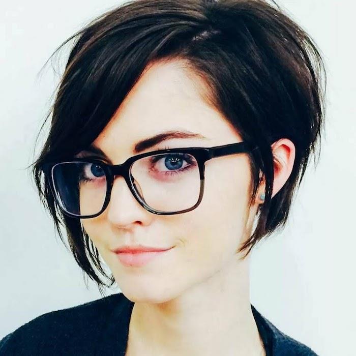 strih s ofinou do strany namaľované kakaové vlasy modrooká žena s okuliarmi