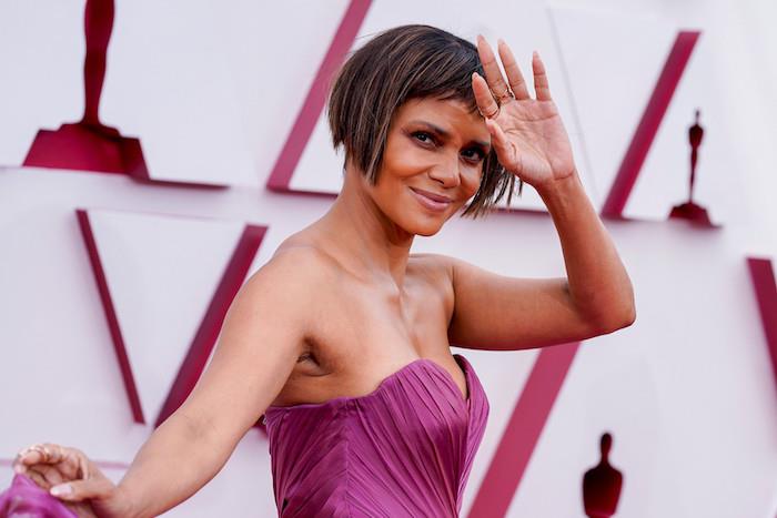 účes pre jemné vlasy s detskou ofinou halle berry vo fialových šatách na Oscaroch 2021