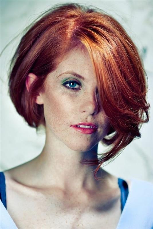 Asymetrický-hranatý strih-červené-vlasy-modré-oči-romantické-žena