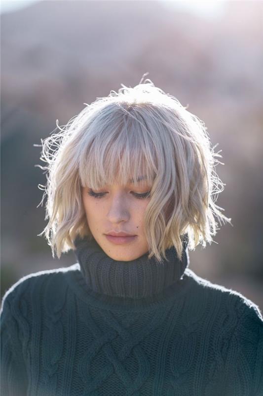 žena štvorcového strihu mierne zvlnená namaľovaná v polárnej blond s rovnou ofinou