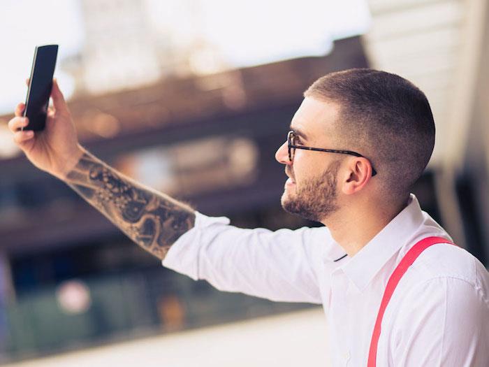 enkel degraderad kort frisyr och hipster kort skägg