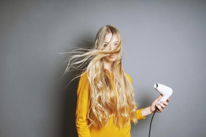 tjockt hårklippt kvinna blus senapgult verktyg frisörhus långt blont hår