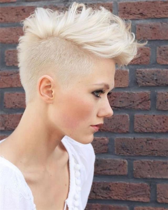 tjockt hår klippt kvinna färgar polär blond frisyr kort hårvolym på toppen av huvudet