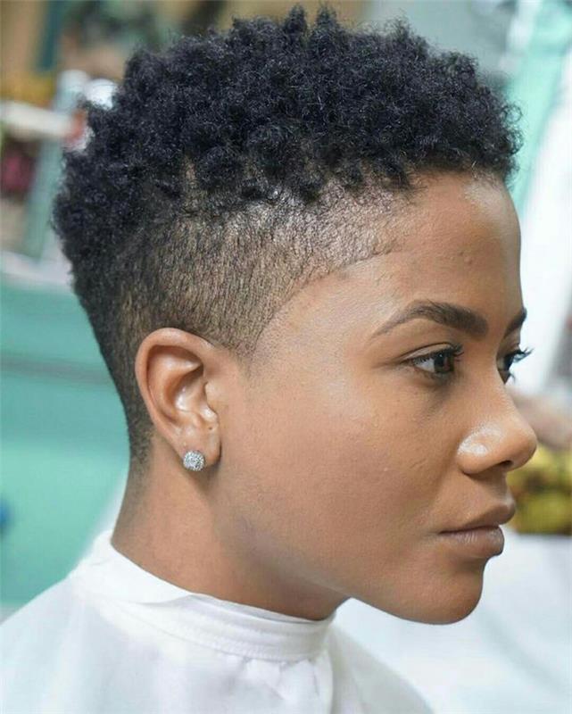 krátke afro vlasy účes čierna žena degradovaná veľmi krátke