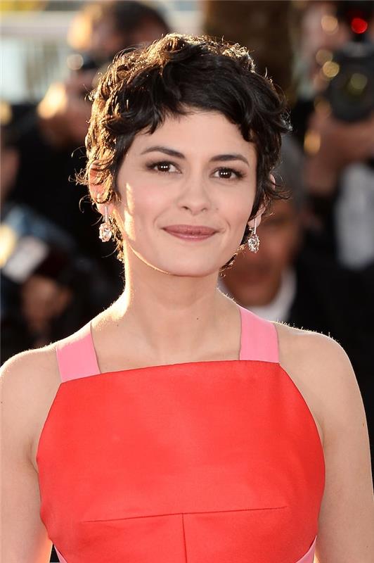 krátky strih s klenutými strapcami od audrey tautou v korálových večerných šatách a veľmi ženského vzhľadu