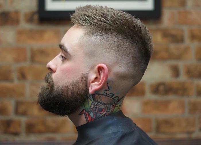 trendig degraderad man frisyr hipster stil med skägg