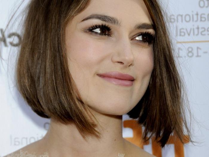تصفيفة الشعر العصرية القصيرة ، تصفيفة الشعر Keira Knightly بلون الكستناء ، مربع يغرق