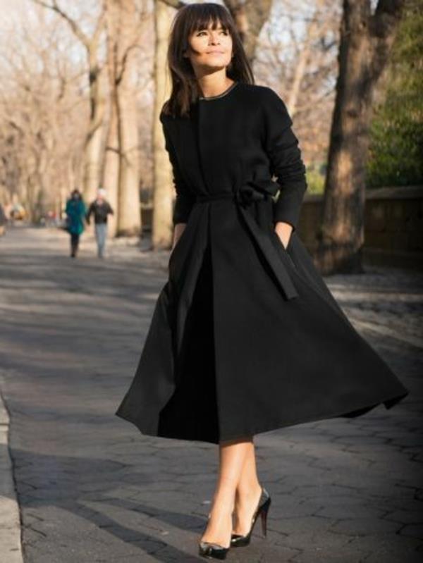 mode-frisyr-svart-klänning
