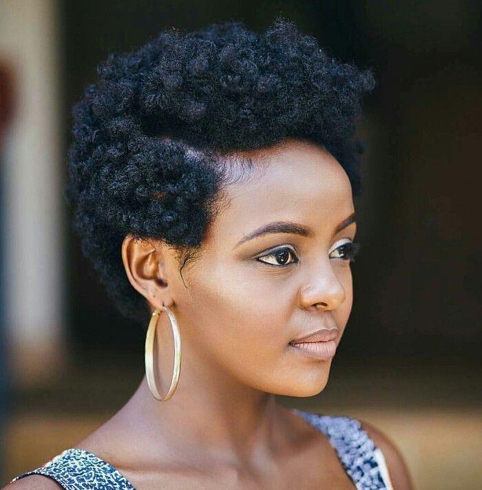 krátke účesy kudrnaté vlasy afro africká žena čierny účes nápad