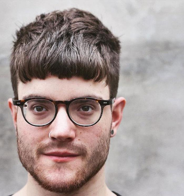 trendig kort man frisyr med lugg och sida i gradient hipster stil med glasögon