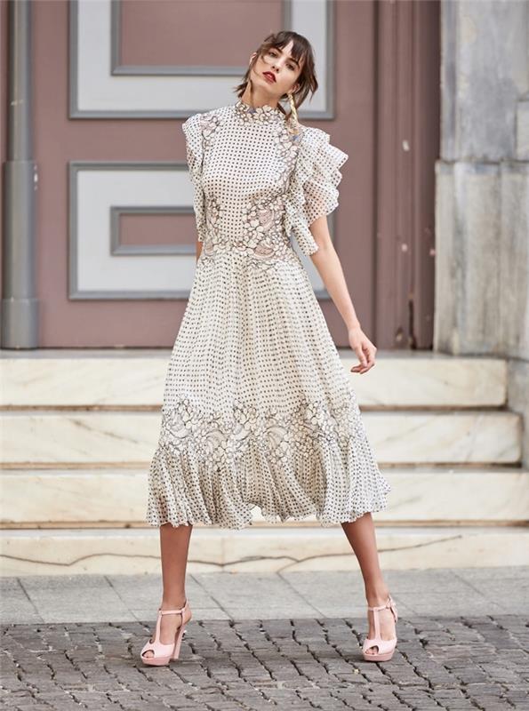 elegantný a očarujúci nápad na večerné šaty v retro štýle s volánovými rukávmi a splývavou sukňou, letné šaty so vzormi bodiek