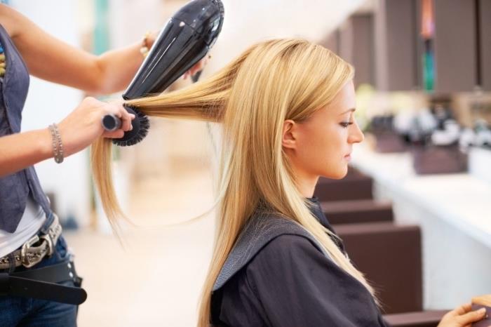 frisyr för kvinna lång teknik rätning av hår med borstande hårtorkborste