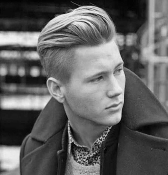 pompadour účes hipster blond muž s krátkymi stranami