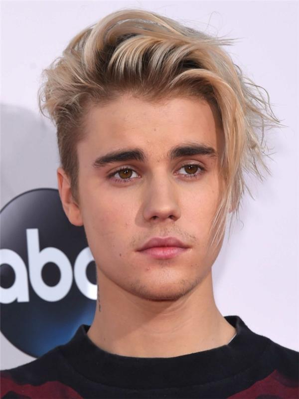 Justin Bieber blond vlasy, orieškové oči, objemná vrstvená ofina