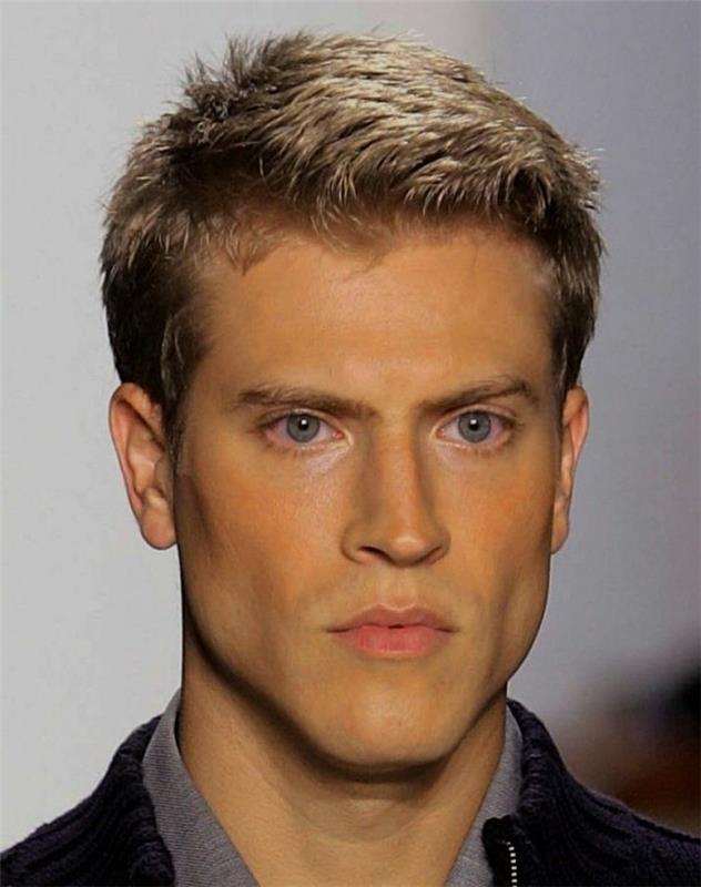 man-kort-frisyr-degraderad-man