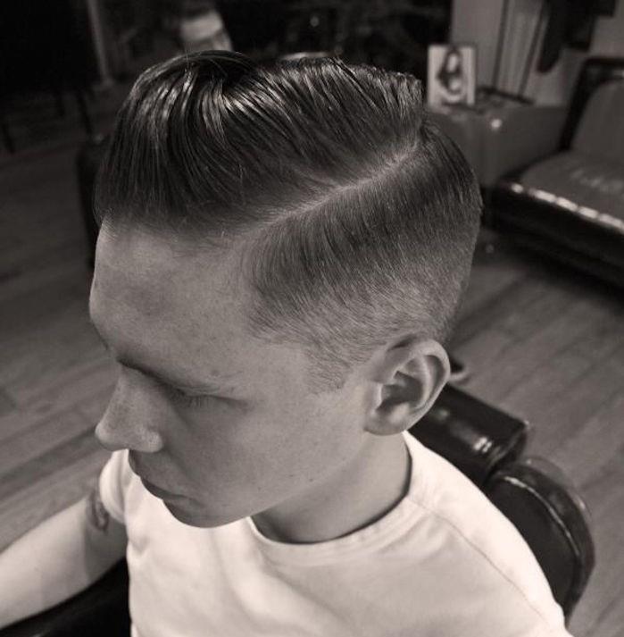 Pompadour retro hipster strih v štýle 50. rokov