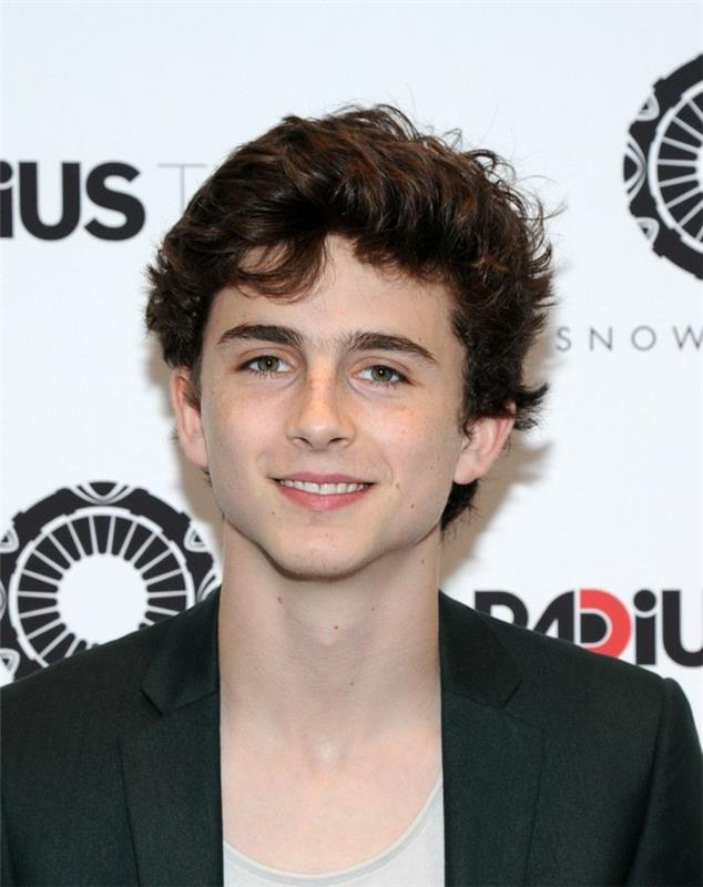 Thimothée Chalamet strih pre dospievajúceho chlapca na stredných vlasoch, sako čiernej farby