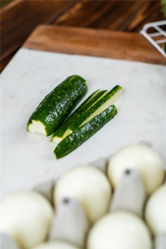 hur man skär gurkor för att göra fyllning av mimosa ägg, original påskrätt recept