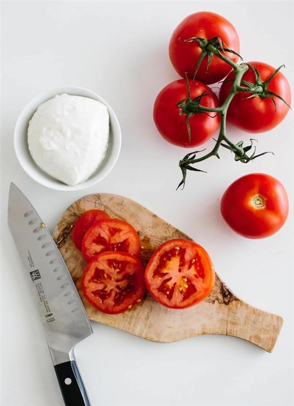 paradajky nakrájajte na plátky, aby ste urobili šalát caprese Taliansky recept nápad klasický recept na studený šalát