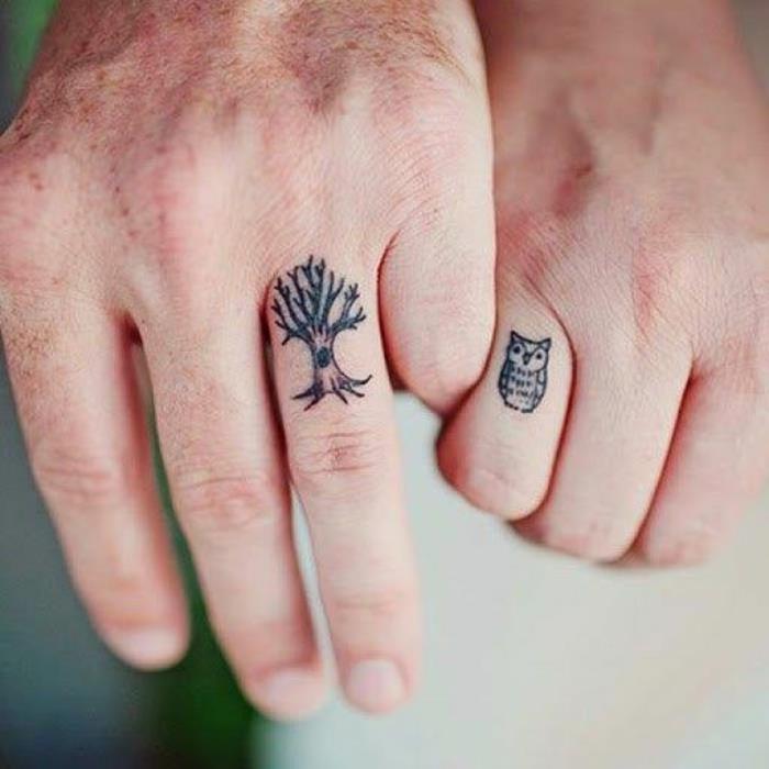 en diskret och original parfingertatuering, romantisk tatuering för ett par