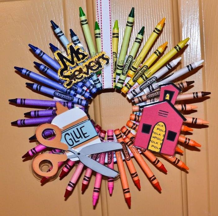 veniec z farebných ceruziek s papierovými ozdobami späť do školy nápad ručná aktivita pre deti na tému škola