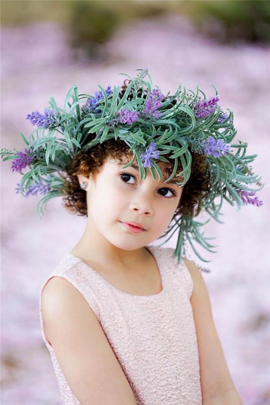 Kvetinová koruna, kučeravé vlasy dievčatko, návod na účes pre krátke vlasy, fotka účesu pre malé dievčatko