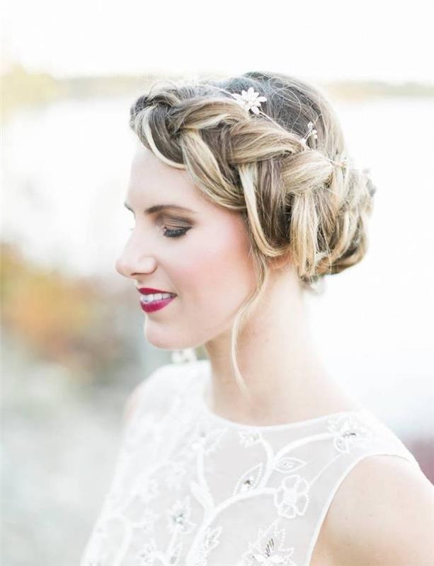 exempel på en brudens krona fläta med ett blommigt huvudband, transparent topp bröllopsklänning
