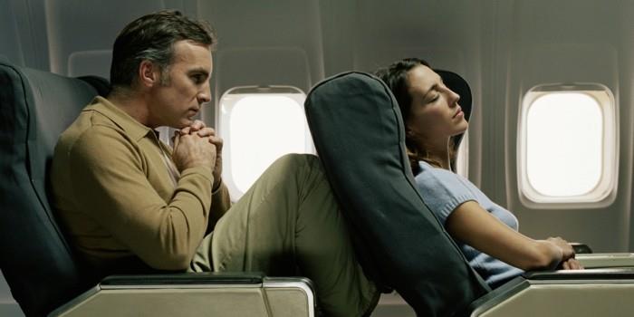 Cestujúci v kolenách oproti sedadlu spolujazdca v lietadle