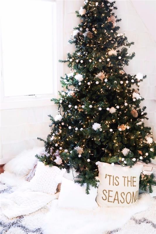 kokande inredning juldekorationsidé i ett flickrum med golv täckt med plädar och mjuka kuddar och en minimalistisk julgran
