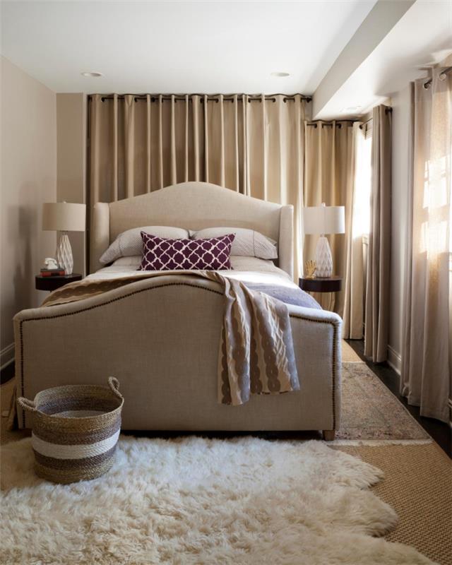 beige färgkombination med vitt och brunt för att möblera rummet med begränsat utrymme i kokongstil med stor beige säng