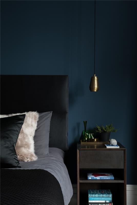 trendový farebný príklad spálne pre dospelých z modrej palety, súčasný dizajn spální v tmavých farbách