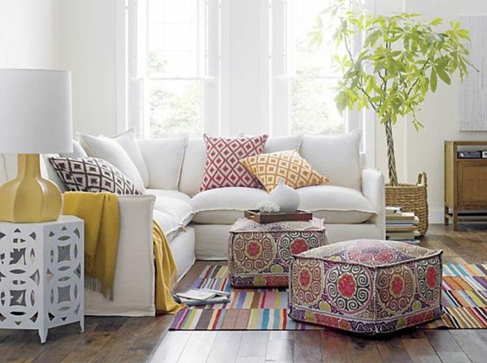 vit soffa-kudde-och-modern-vardagsrum-lampa-vit-färgad-matta-vit-soffa-kuddar
