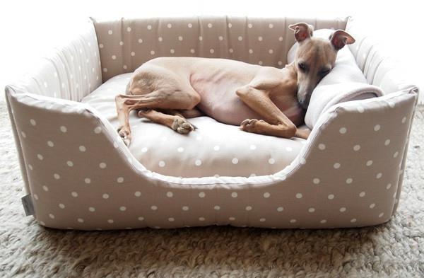 وسادة على شكل سرير بتصميم كلب
