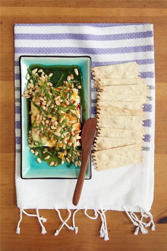ost med nötter och honung, kex på sidan, i en blå bricka, vegetariska aptitretare fingermat
